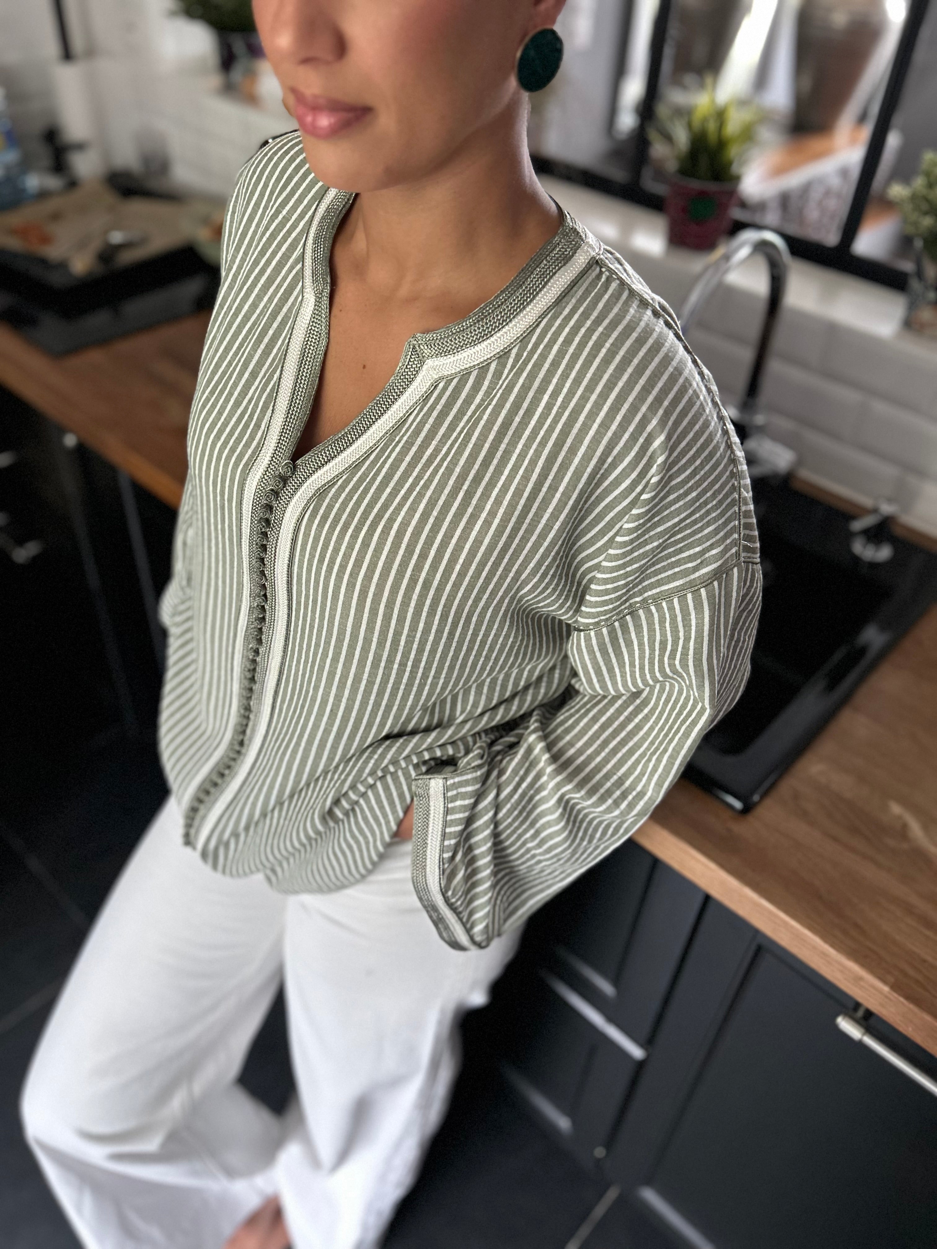 Blouse MAHYNA vert sauge col rond V