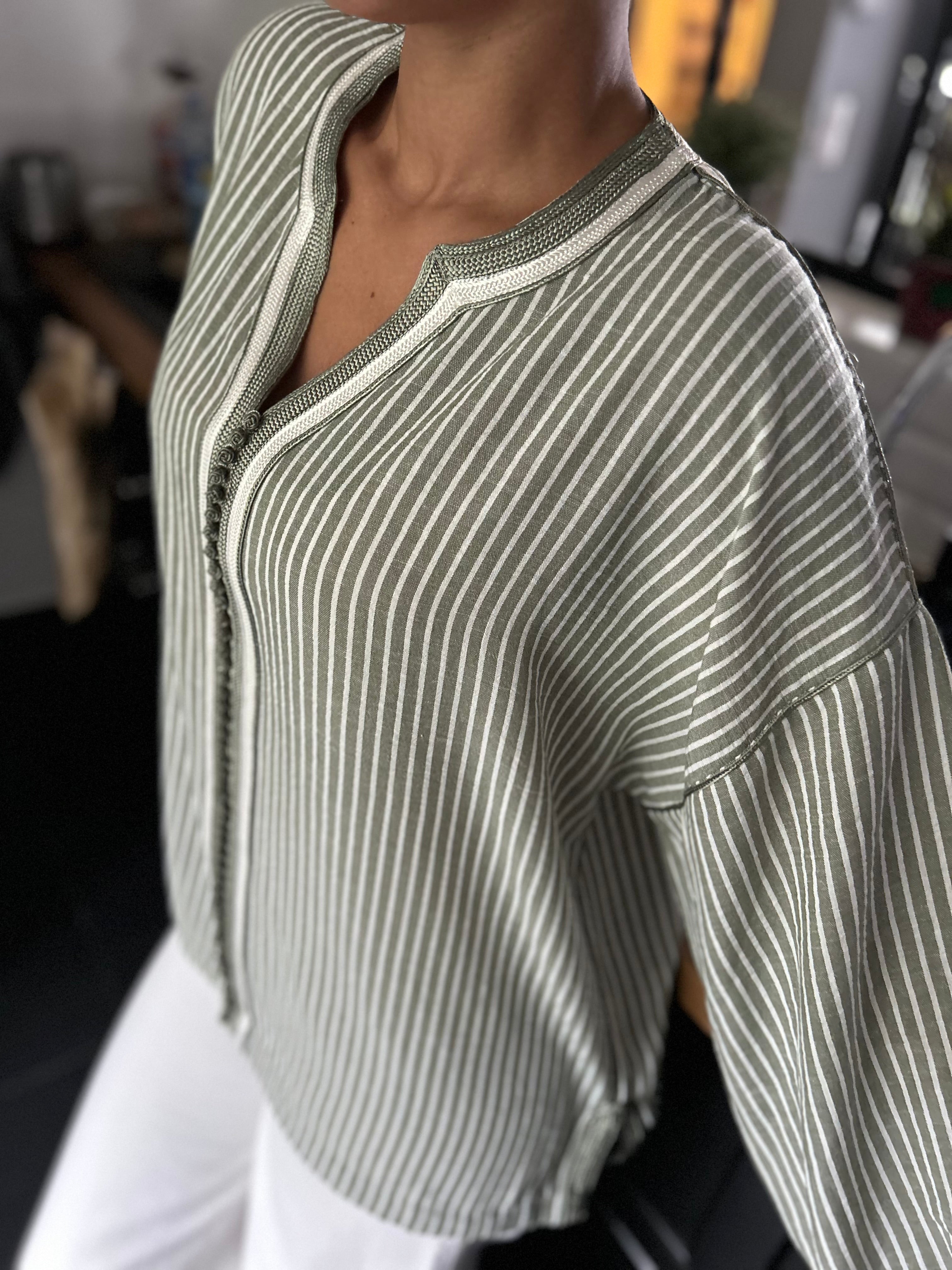 Blouse MAHYNA vert sauge col rond V