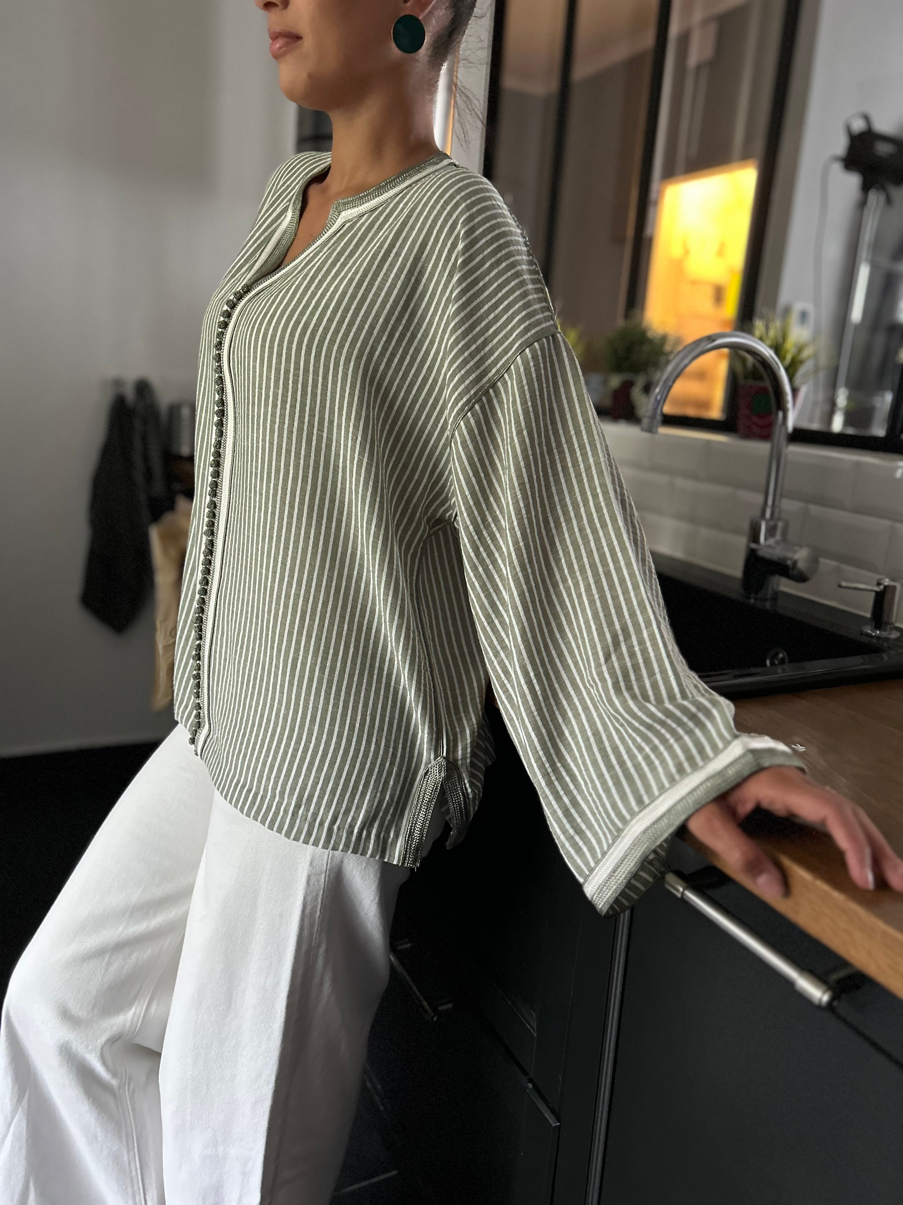 Blouse MAHYNA vert sauge col rond V